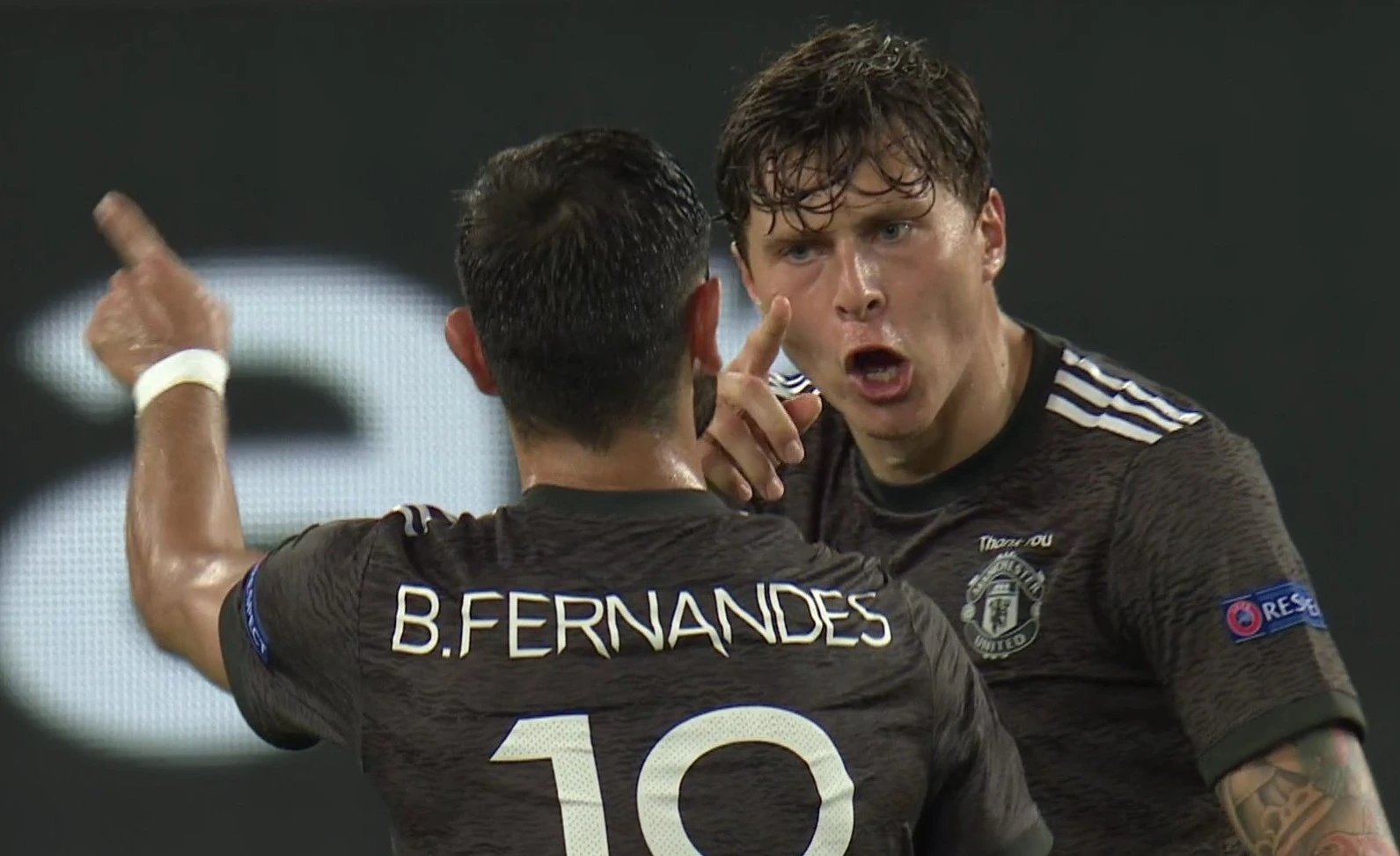 &nbsp; &nbsp;ខ្សែបម្រើ&nbsp;Bruno Fernandes និង Victor Lindelof&nbsp;
