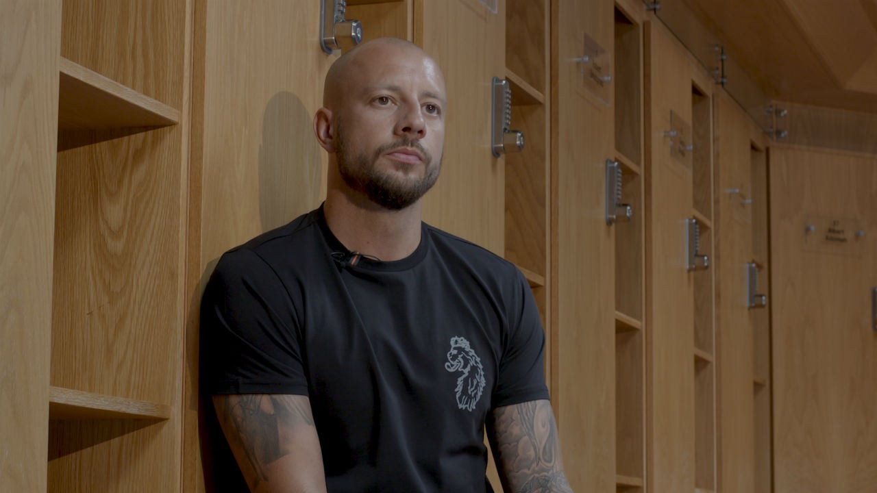លោក Alan Hutton