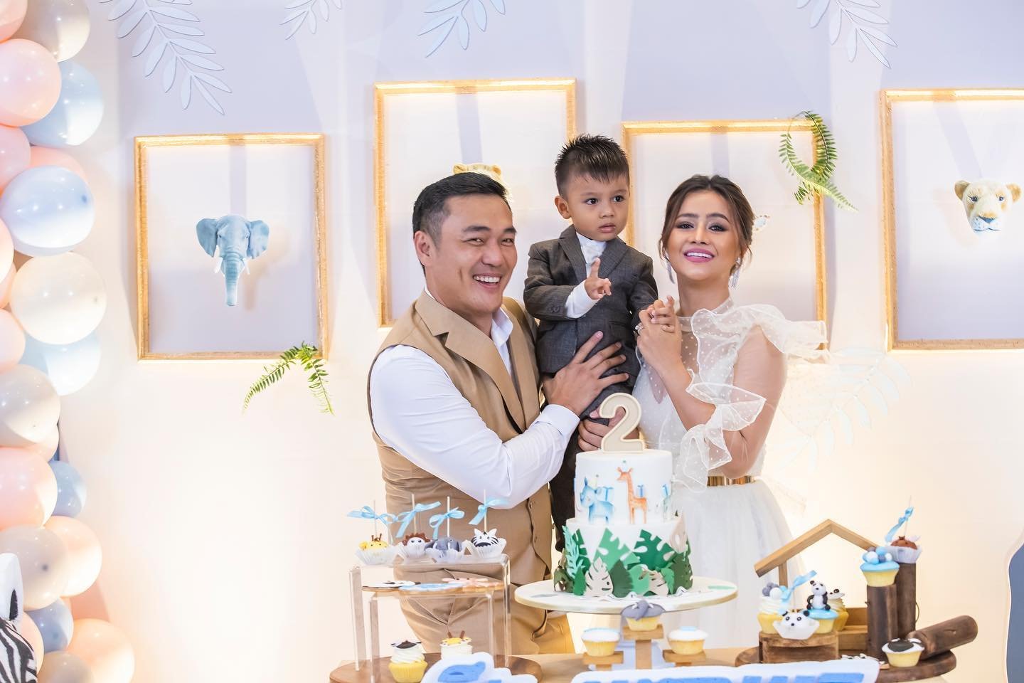 &nbsp; តារាចម្រៀង&nbsp;ឱក សុគន្ធកញ្ញានិងគ្រួសារ