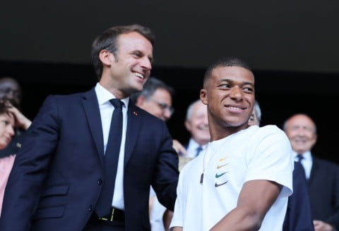 លោក Emmanuel Macron និង Kylian Mbappe&nbsp;