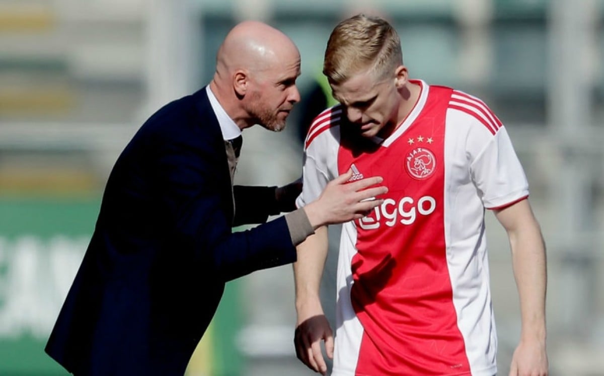 លោក&nbsp;Erik Ten Hag និងខ្សែបម្រើ Donny van de Beek&nbsp;