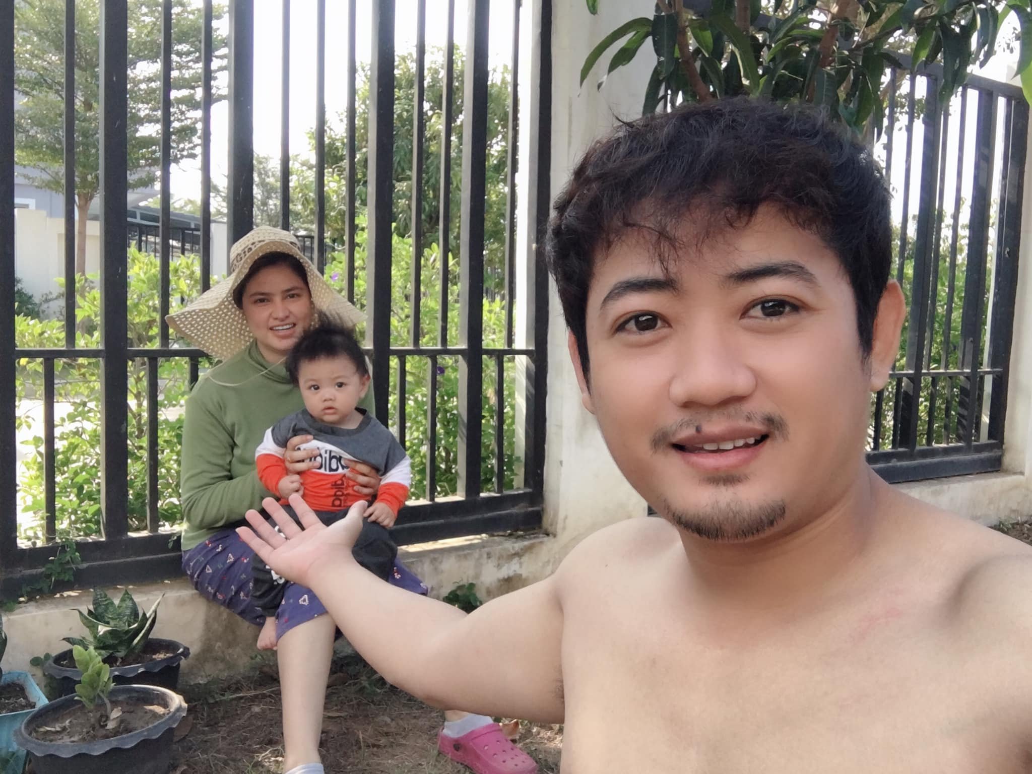 &nbsp; តារាចម្រៀងប្រុស អាន គុណកូឡា និងគ្រួសារ