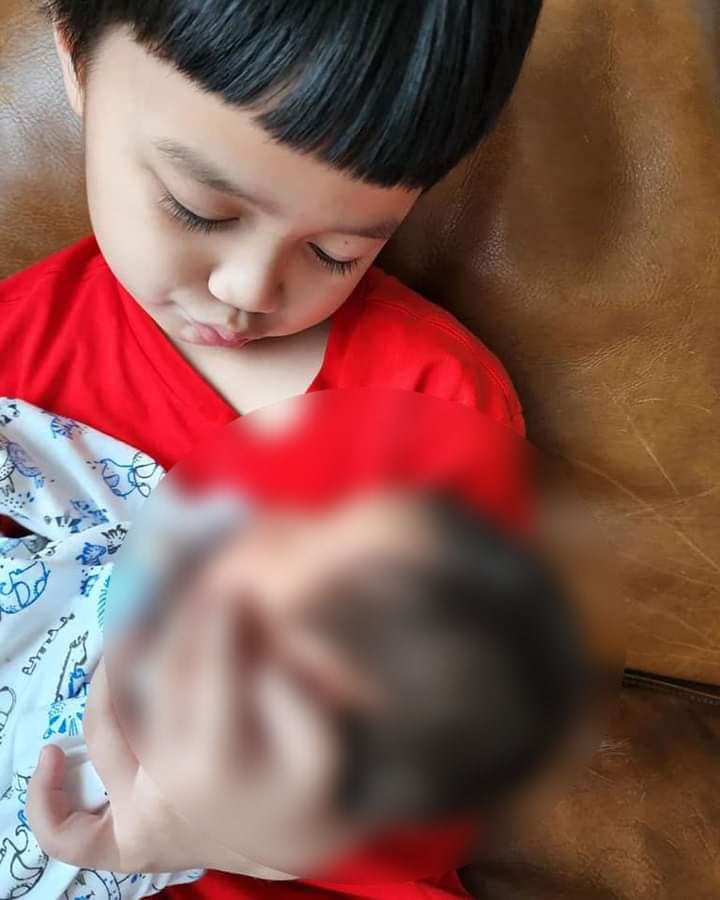 កូនៗ Chompoo ចេះមើលថែប្អូន