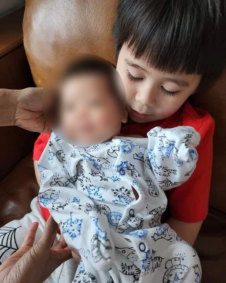 កូនៗ Chompoo ចេះមើលថែប្អូន