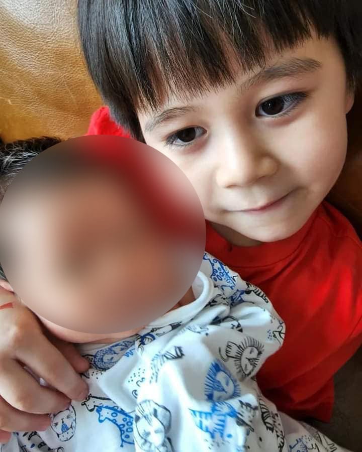 កូនៗ Chompoo ចេះមើលថែប្អូន