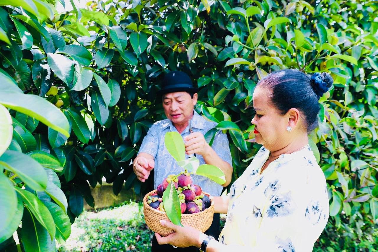 ឯកឧត្តមបណ្ឌិត ម៉ុង ឫទ្ធី និងភរិយាជំទាវ