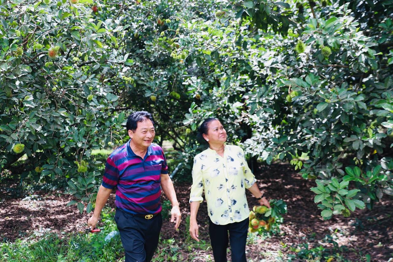 ឯកឧត្តមបណ្ឌិត ម៉ុង ឫទ្ធី និងភរិយាជំទាវ