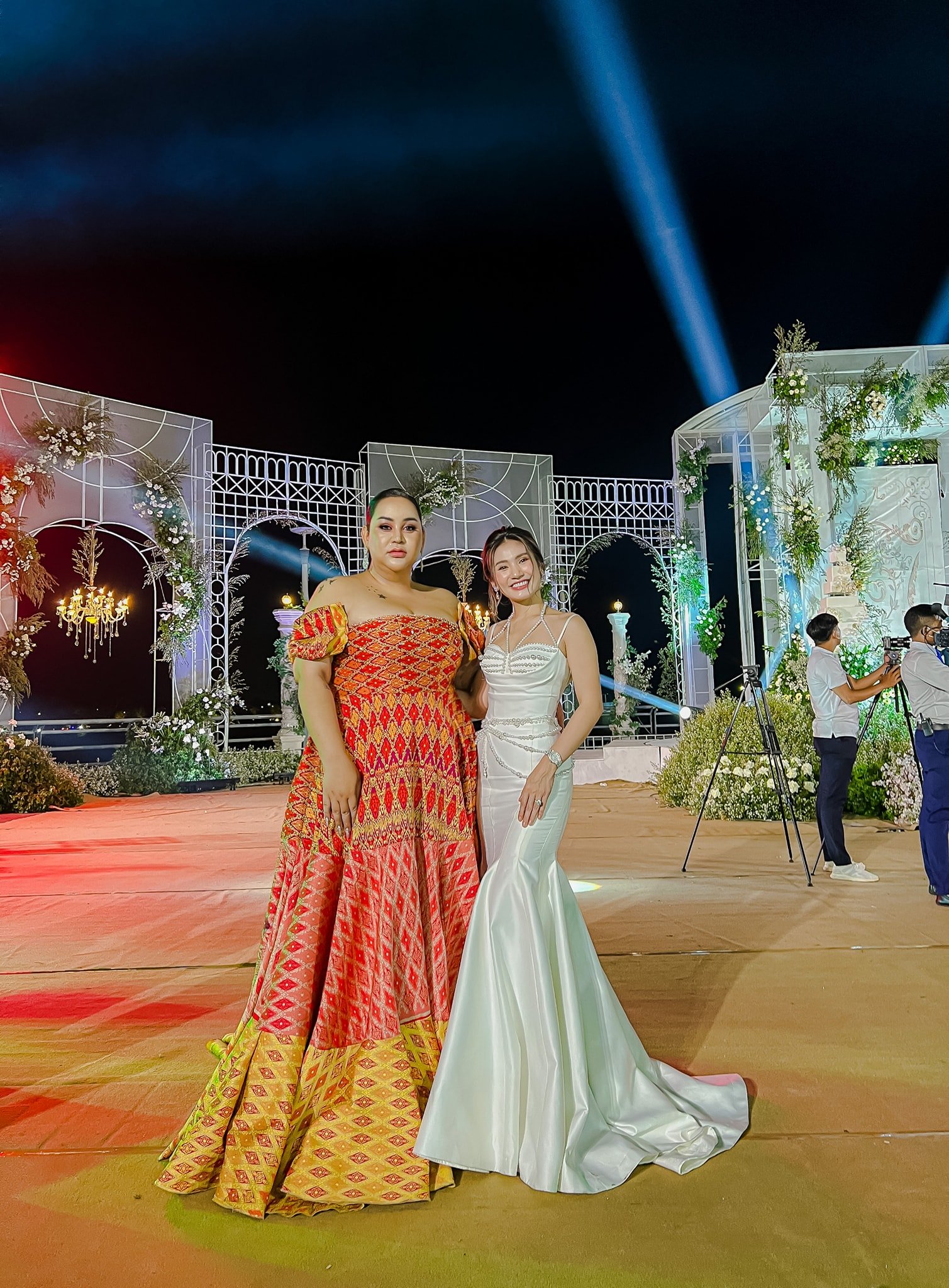 តារាស្រី ផេនខេត និងតារាស្រី គង់ ចាន់ស្រីមុំ
