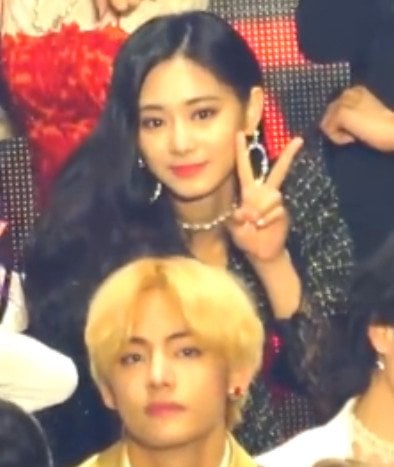 V និង Tzuyu