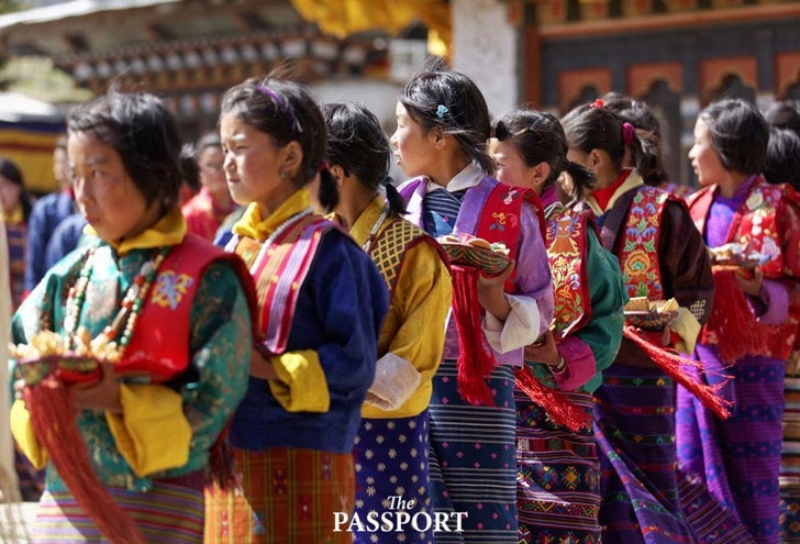 សម្លៀកបំពាក់ Go (Gho) និង Kira (Kira) Bhutan