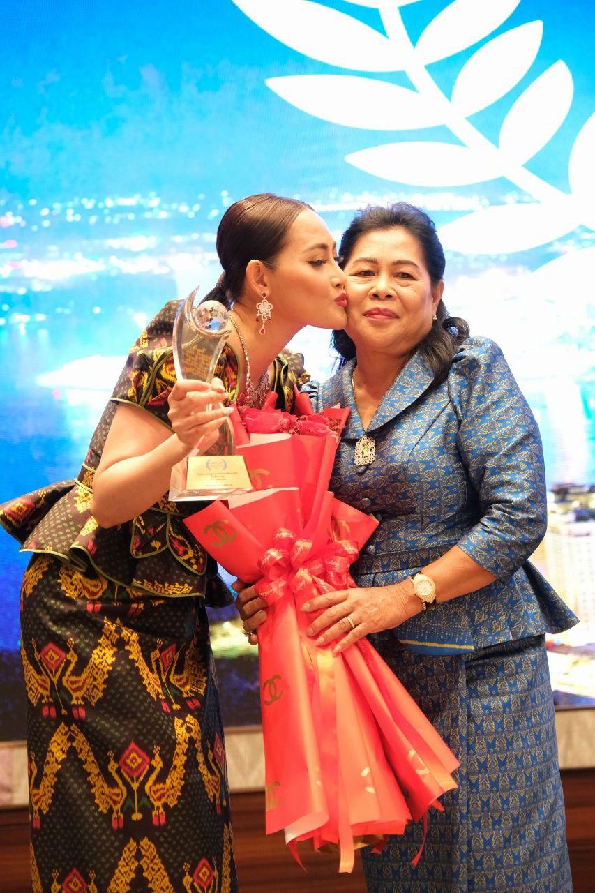 រូបភាពនៅក្នុងកម្មវិធីទទួលពានរង្វាន់