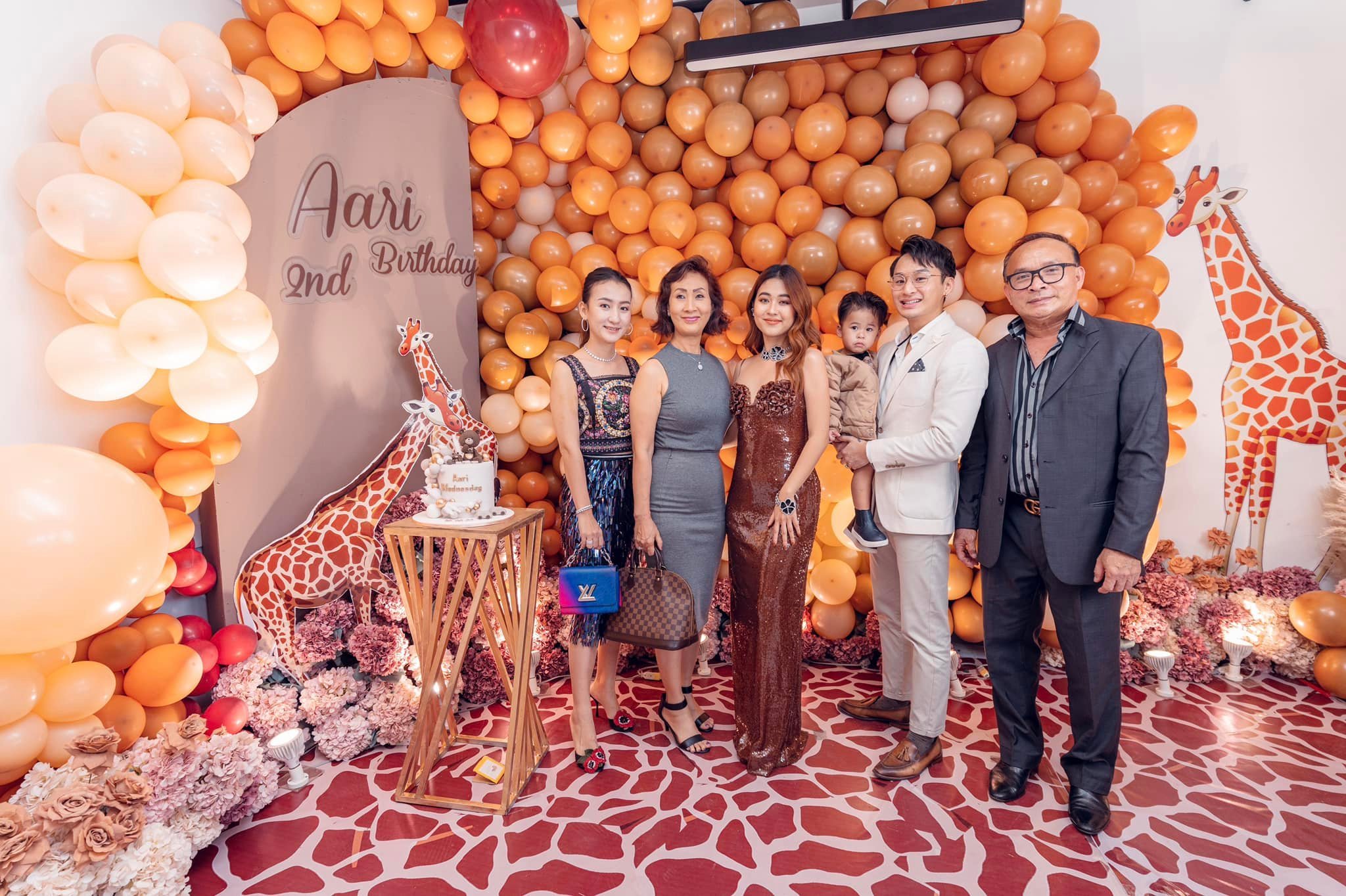រូបភាពគ្រួសារតារាស្រី ពេជ្រ សូលីកា