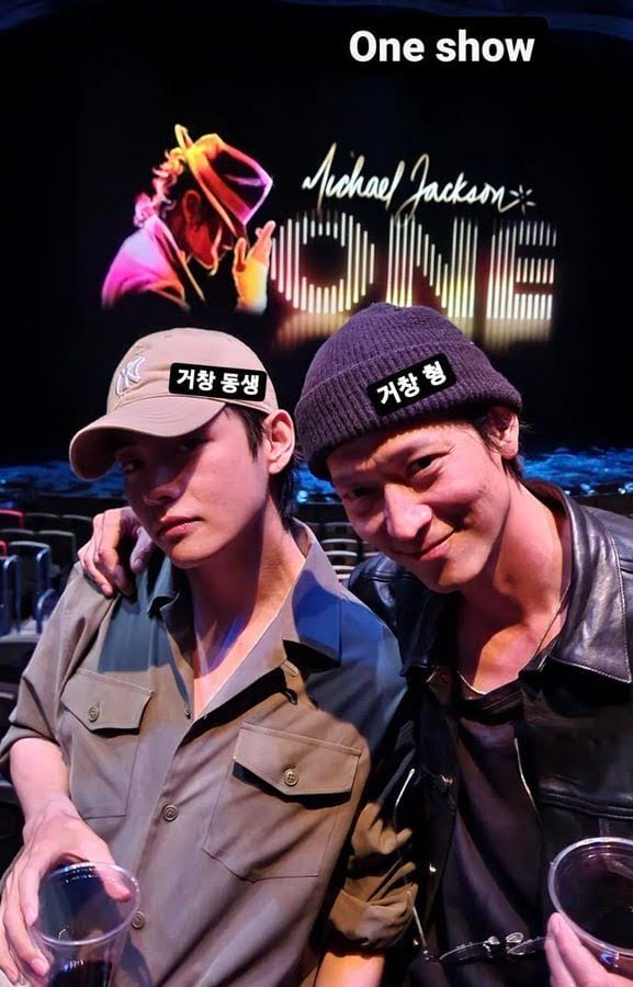 V និង Kang Dong Won&nbsp;