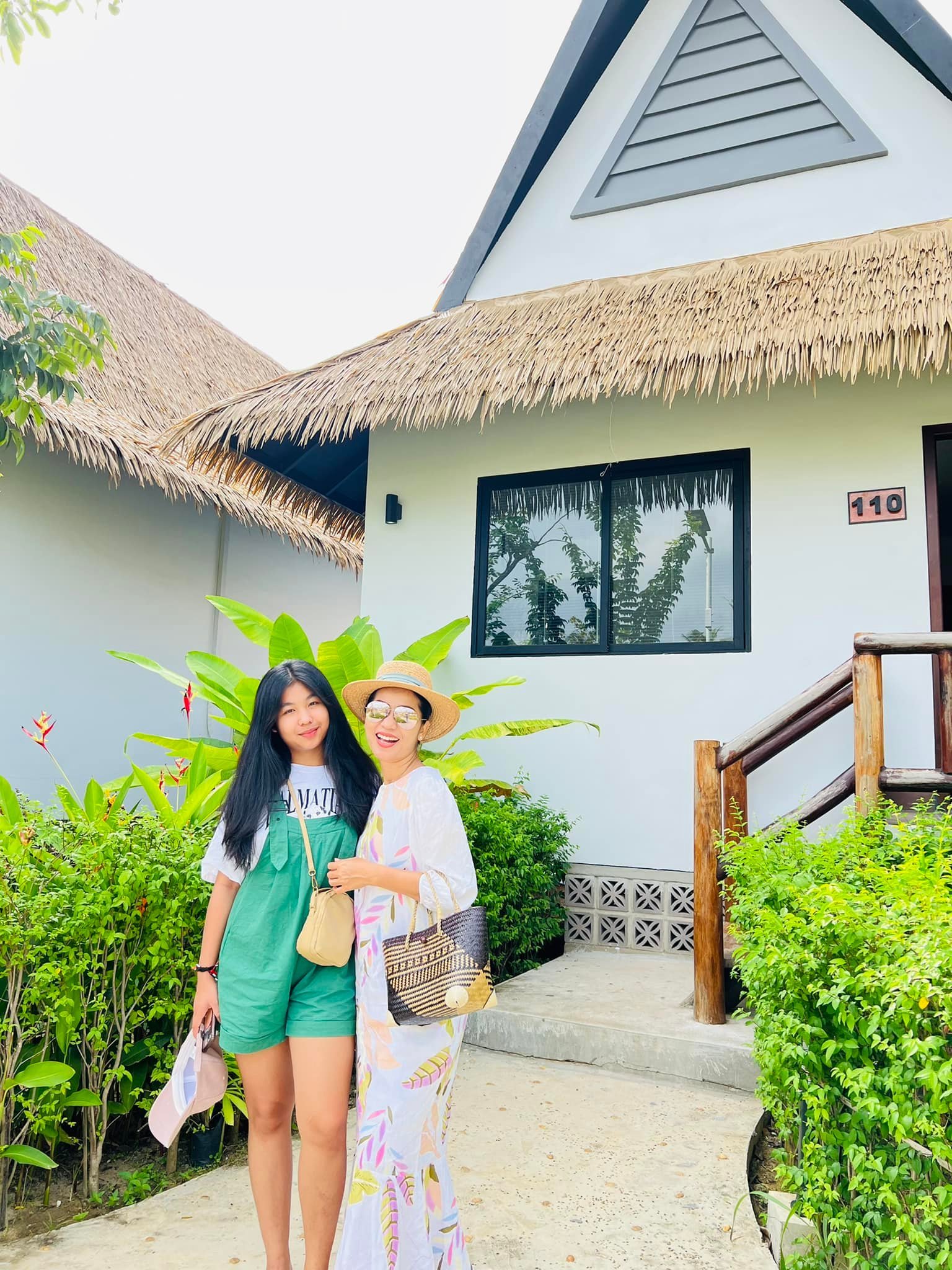អ្នកនាង​ យុគ ចិន្តា និងកូនស្រី