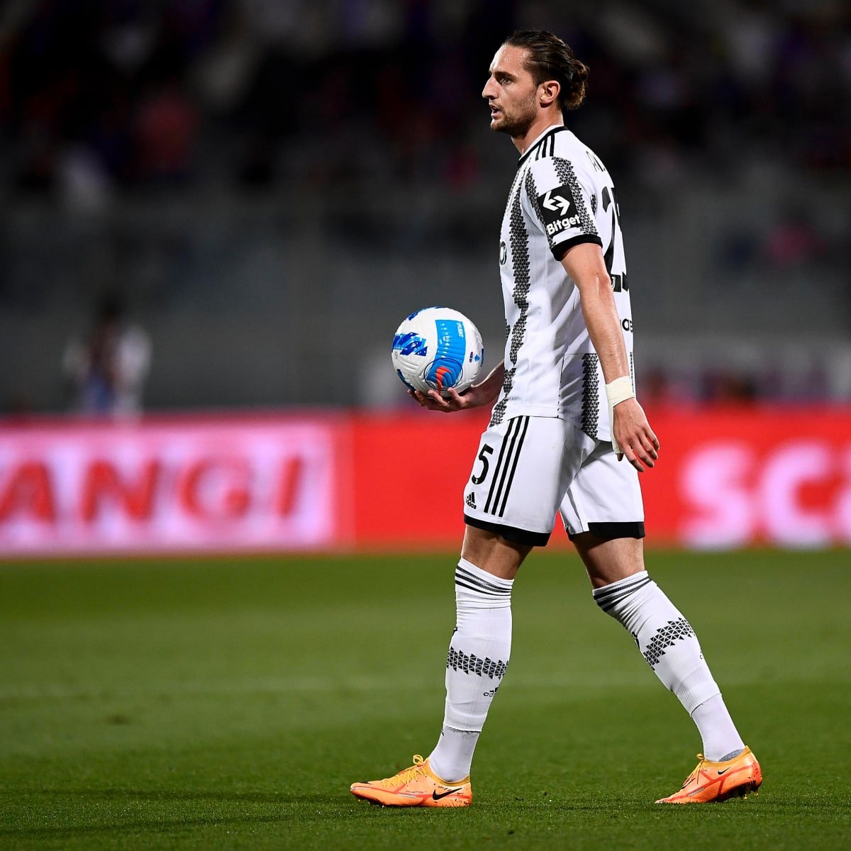ខ្សែបម្រើ&nbsp;Adrien Rabiot