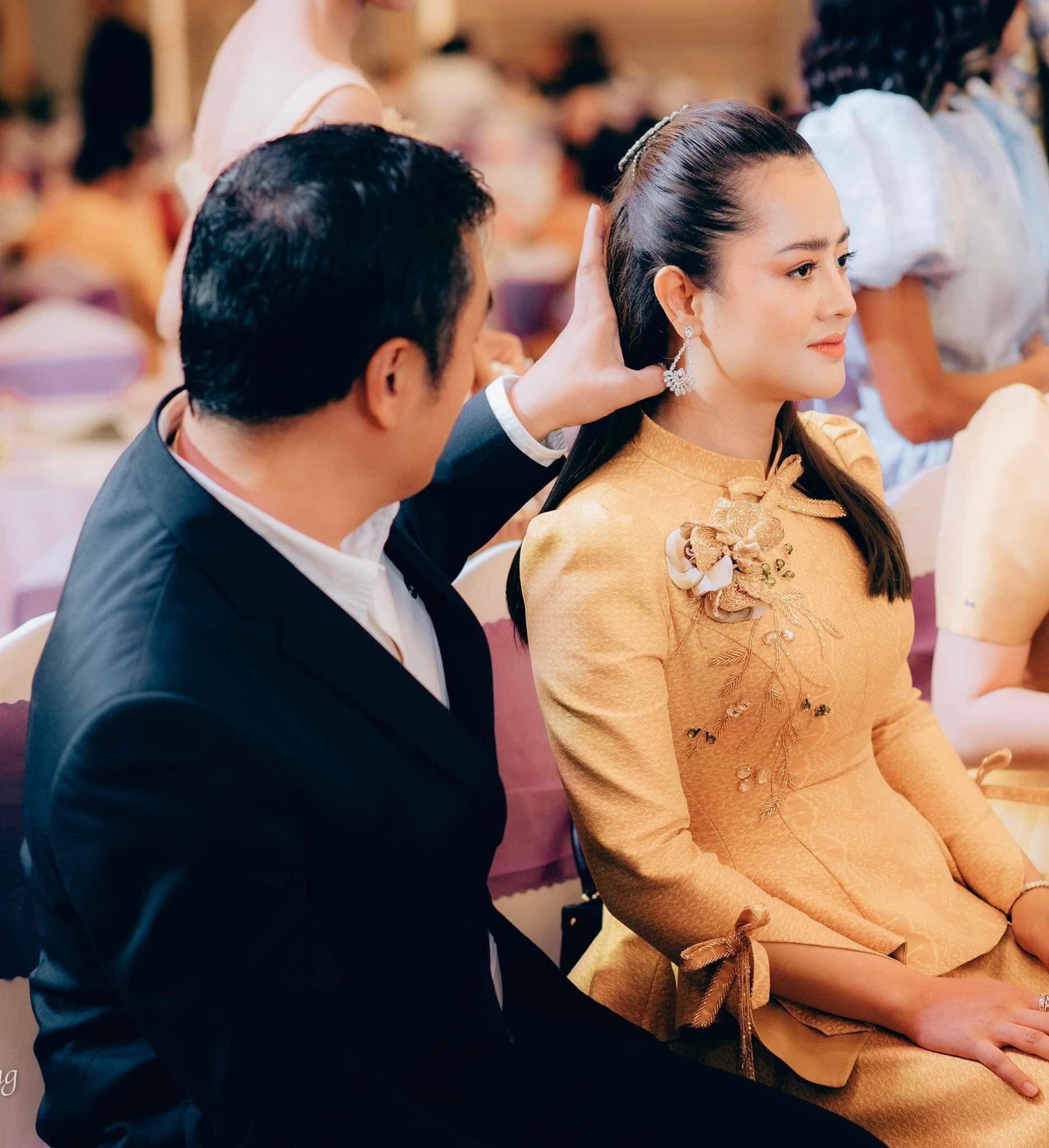 &nbsp;ឱក សុគន្ធកញ្ញា និងស្វាមី&nbsp;