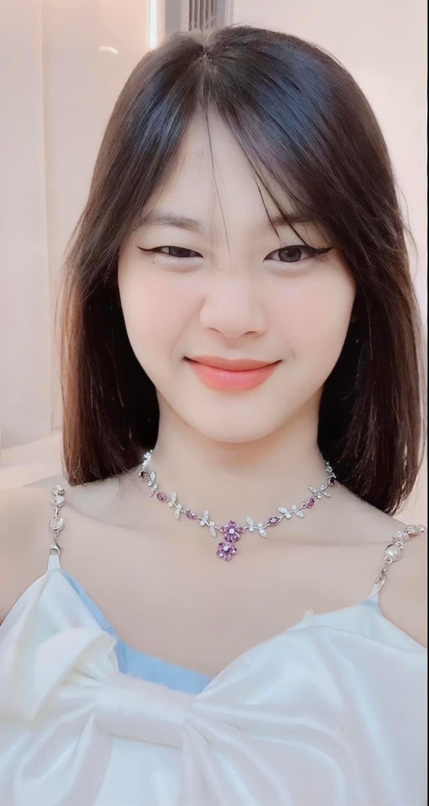 កញ្ញា ពេជ្រ រស្មី
