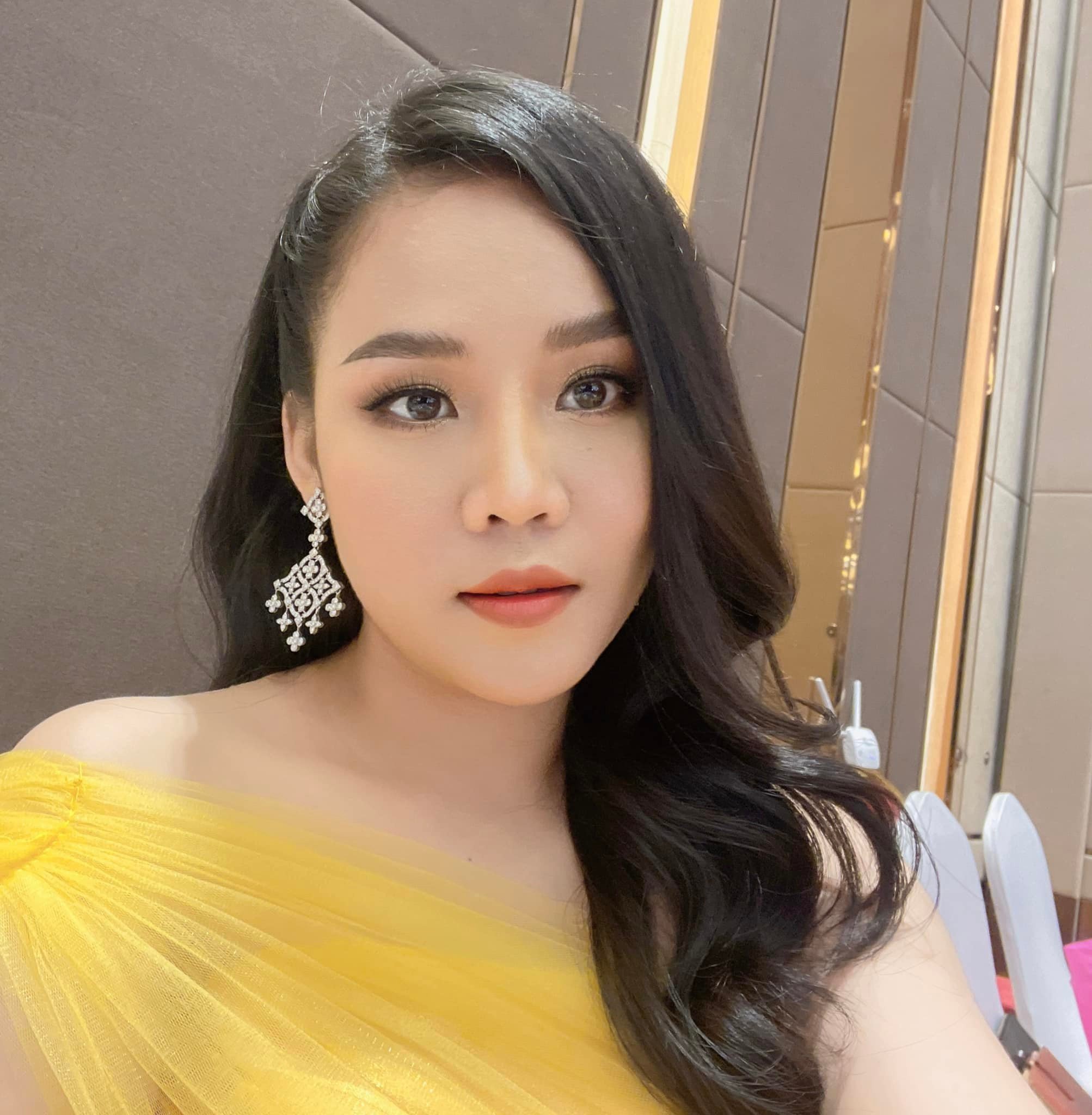 តារាស្រី ឈិន ម៉ានិច្ច