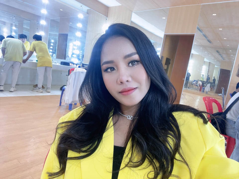តារាចម្រៀង ឈិន ម៉ានិច្ច