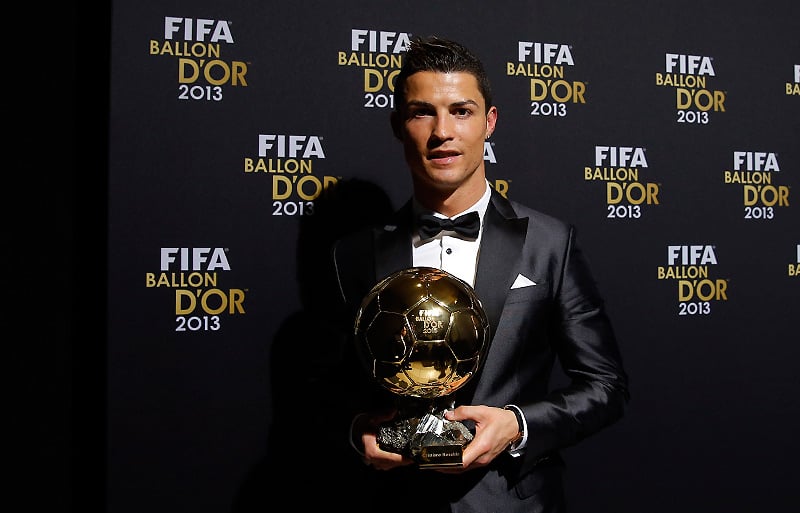 ខ្សែប្រយុទ្ធ Cristiano Ronaldo ជាមួយពាន Ballon d'Or&nbsp;