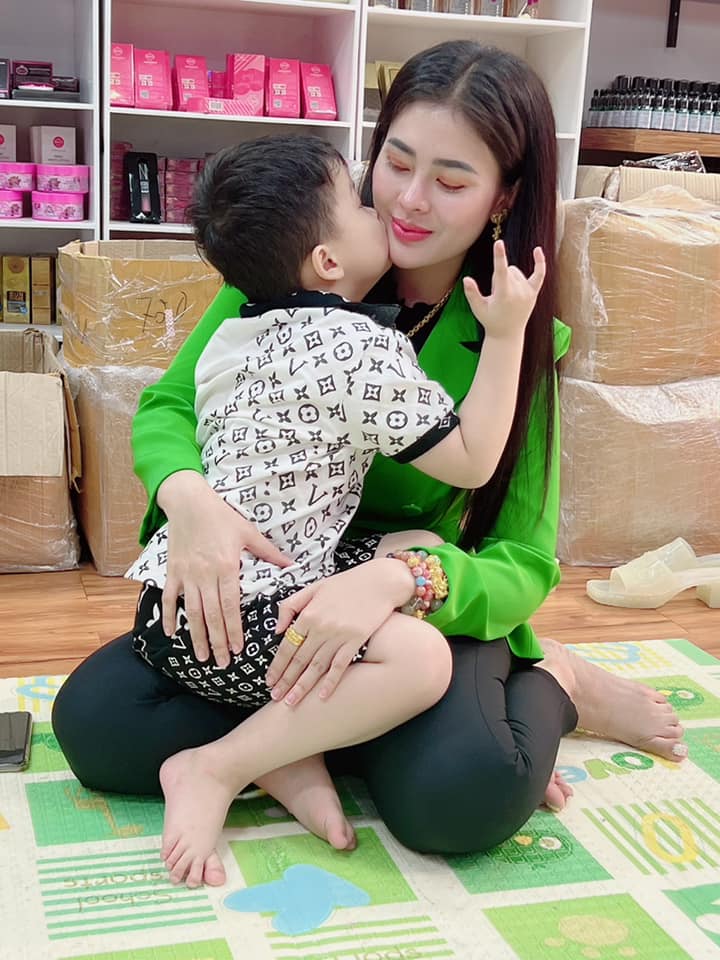 អ្នកនាង ទ្រីញ ផល្លា និងកូនប្រុស