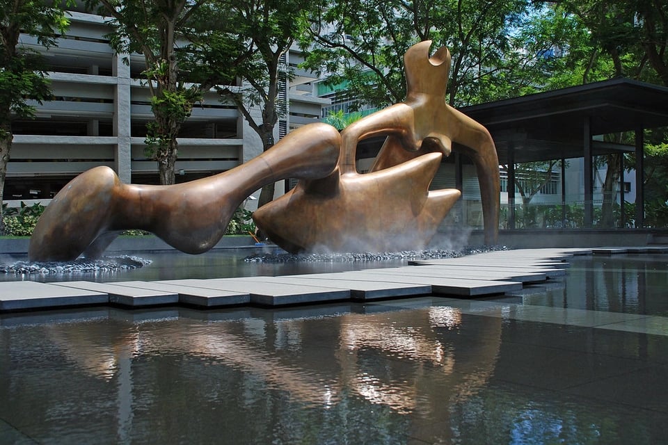 OCBC Centre - Large reclining figure&nbsp;- By&nbsp;Henry Moore&nbsp;