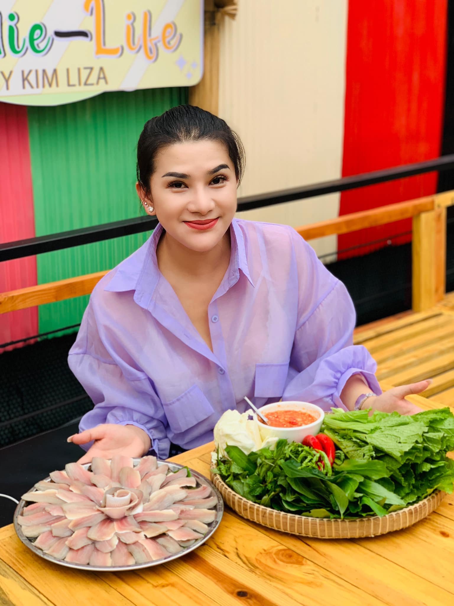 &nbsp; &nbsp;អតីតពិធីការិនី&nbsp;គឹម លីហ្សា