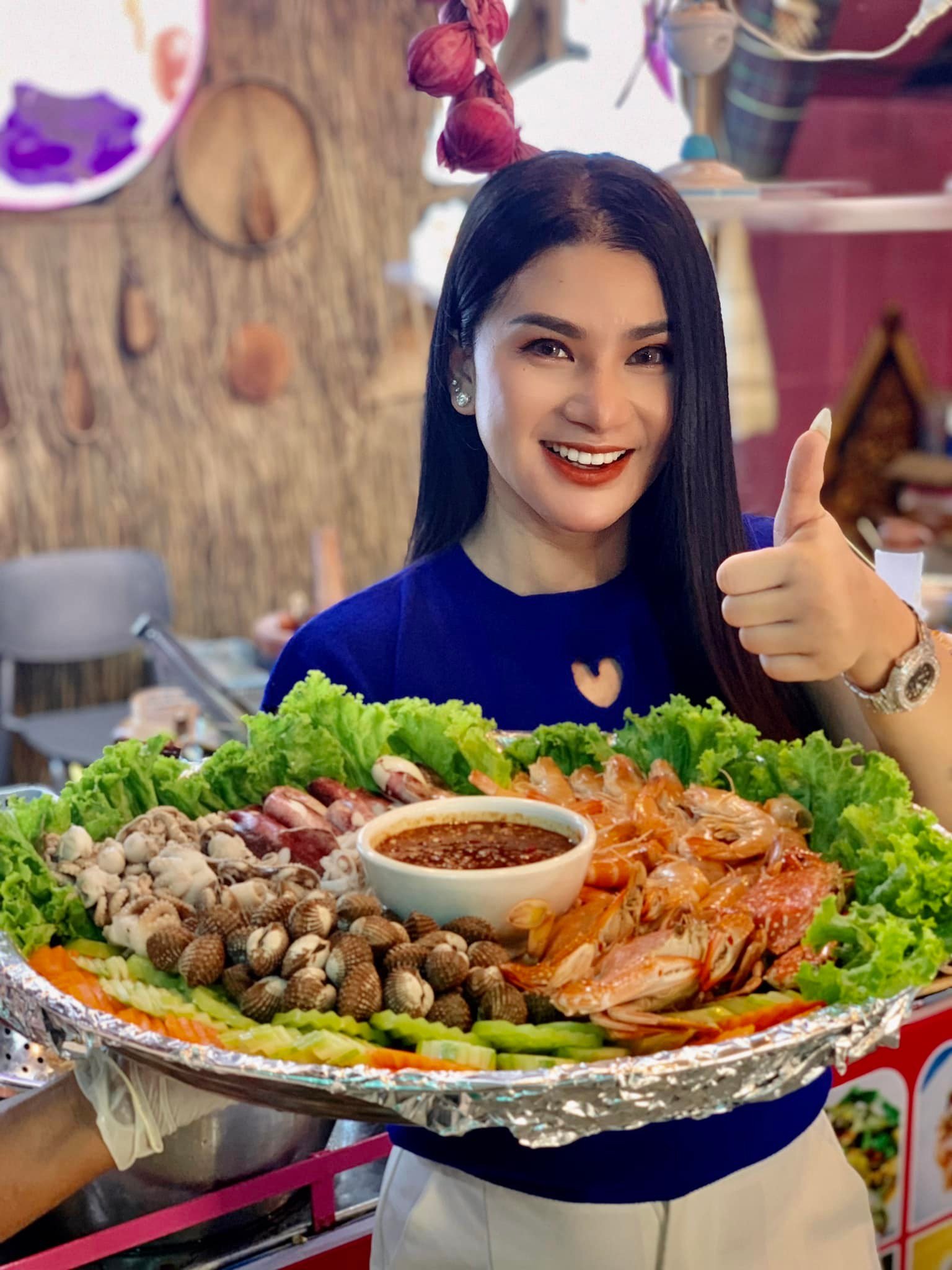 &nbsp; &nbsp;អតីតពិធីការិនី&nbsp;គឹម លីហ្សា