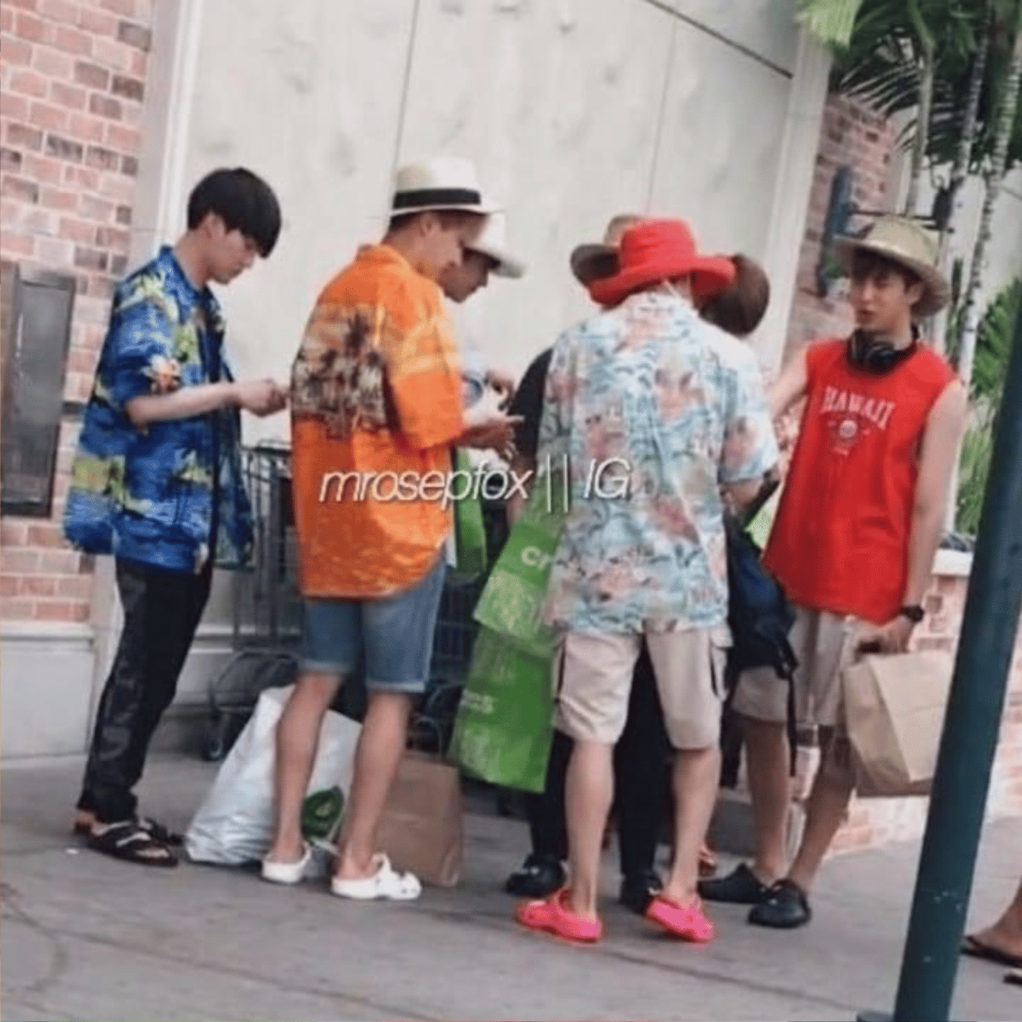 BTS ពាក់ស្បែកជើង ប្រភេទ croc&nbsp;