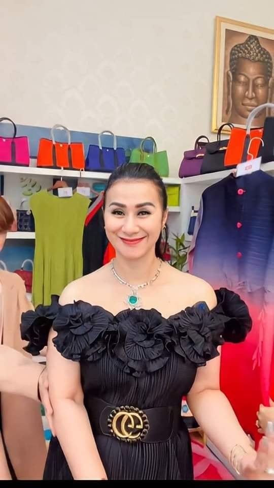 &nbsp;អតីតតារាស្រីជាម្ចាស់ហាង Moon Malya Store&nbsp;