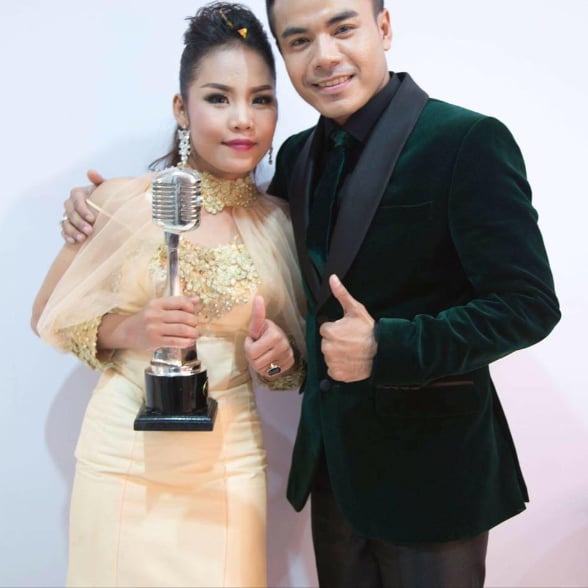 តារាចម្រៀង ឈិន ម៉ានិច