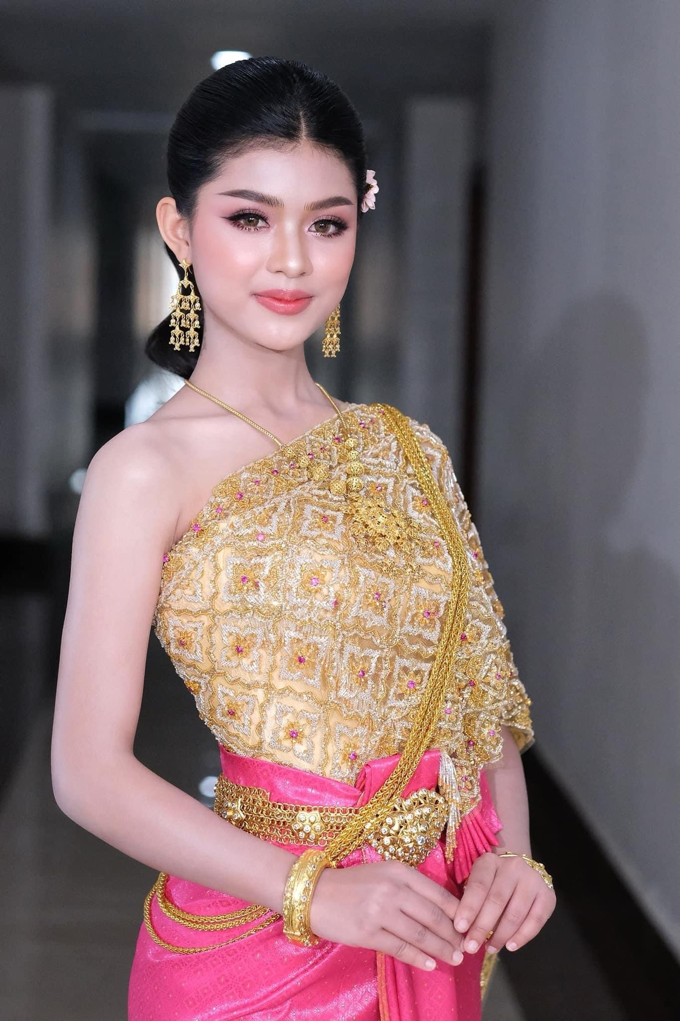 កញ្ញា ឃឿន ប៉ូលីកា