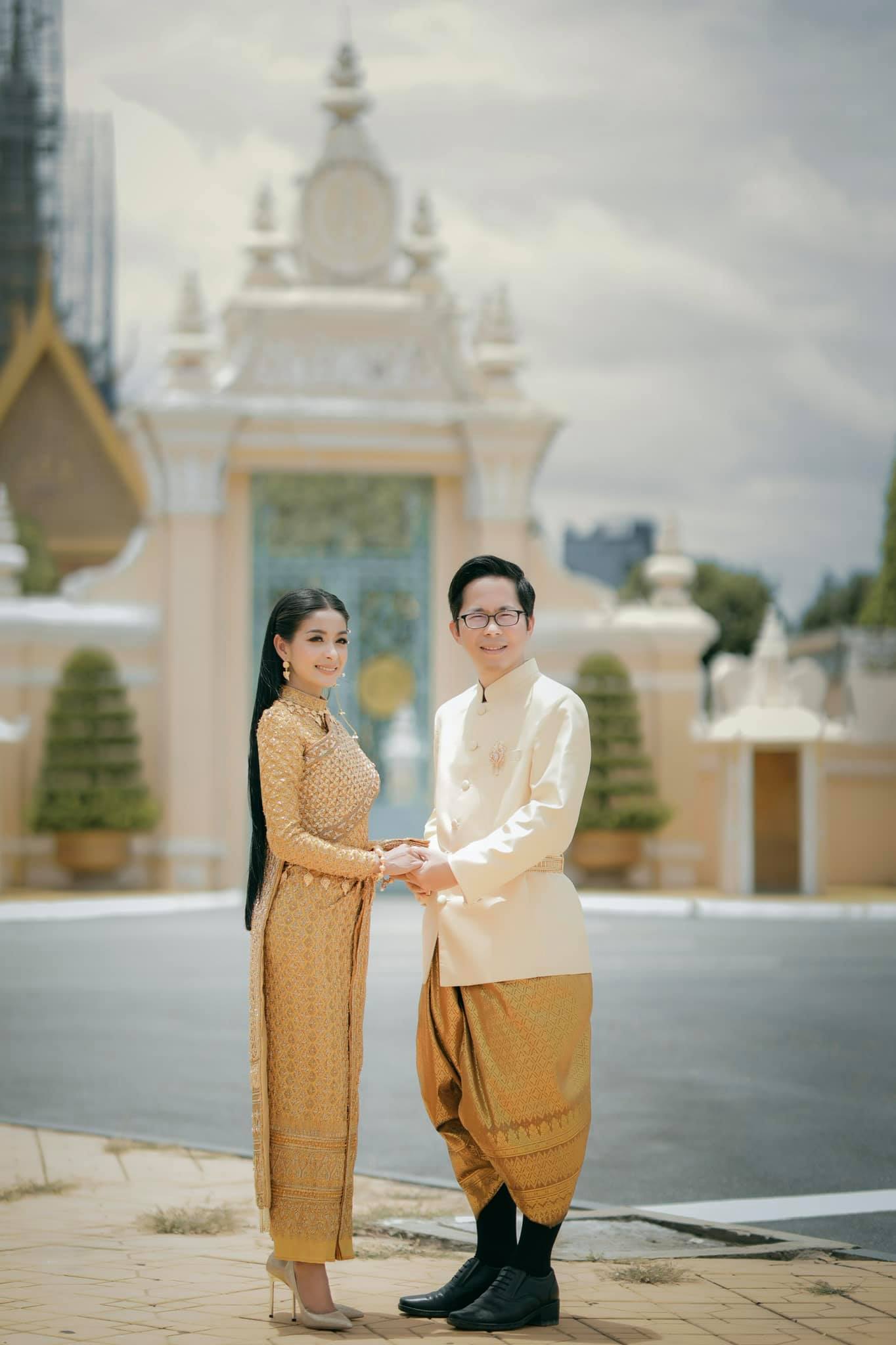 ហង្ស ម៉ារីនី និងគ្រួសារ&nbsp;