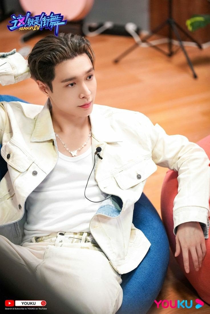 &nbsp;Lay Zhang