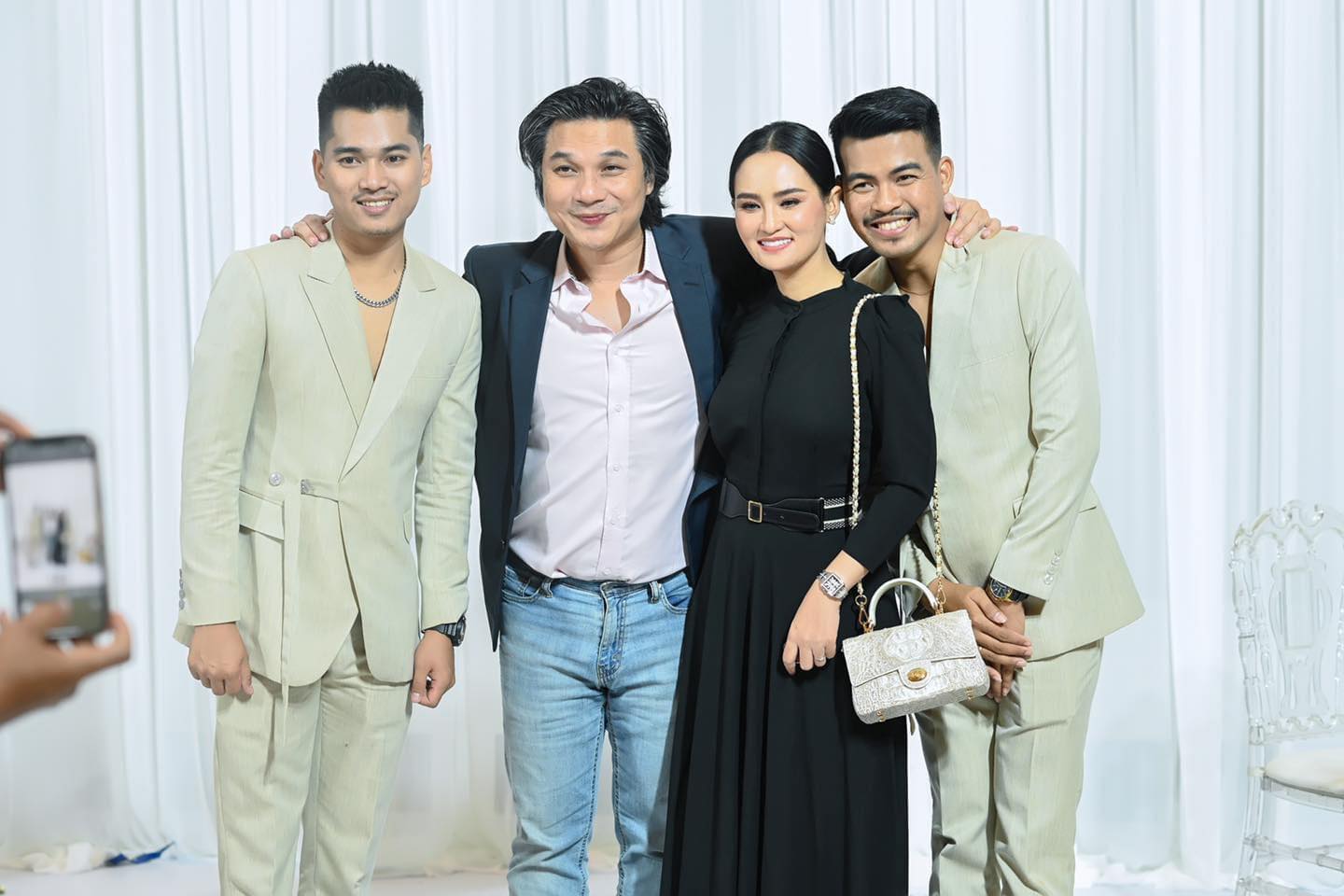 តារាចម្រៀង សុគន្ធ និសា និងស្វាមី ក្នុងពិធីគម្រប់ខួបសម្អាងការ ណុប ដាណេ