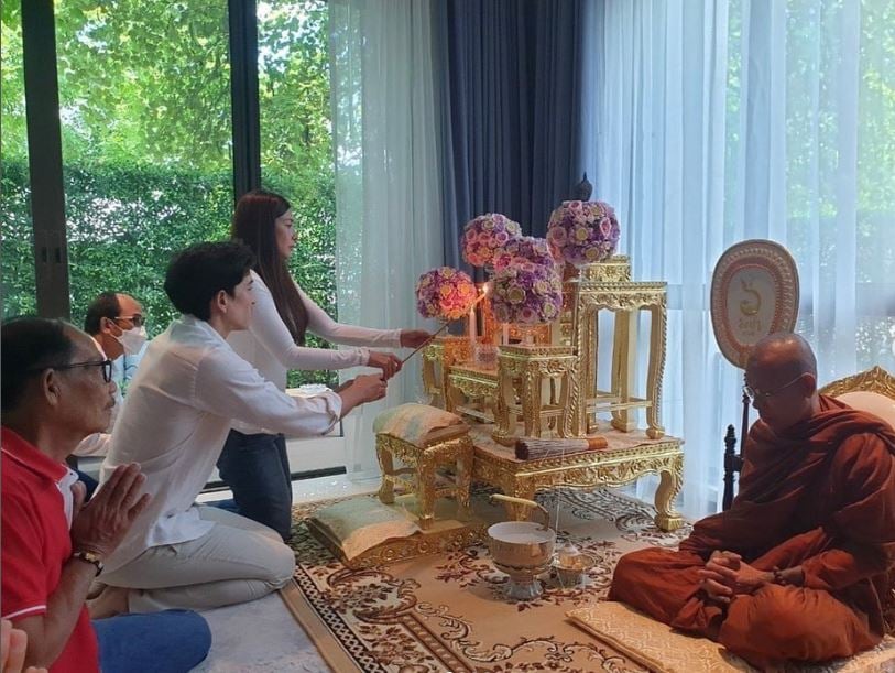 ទិដ្ឋភាព ឡើងផ្ទះរបស់ Louis និង ភរិយា