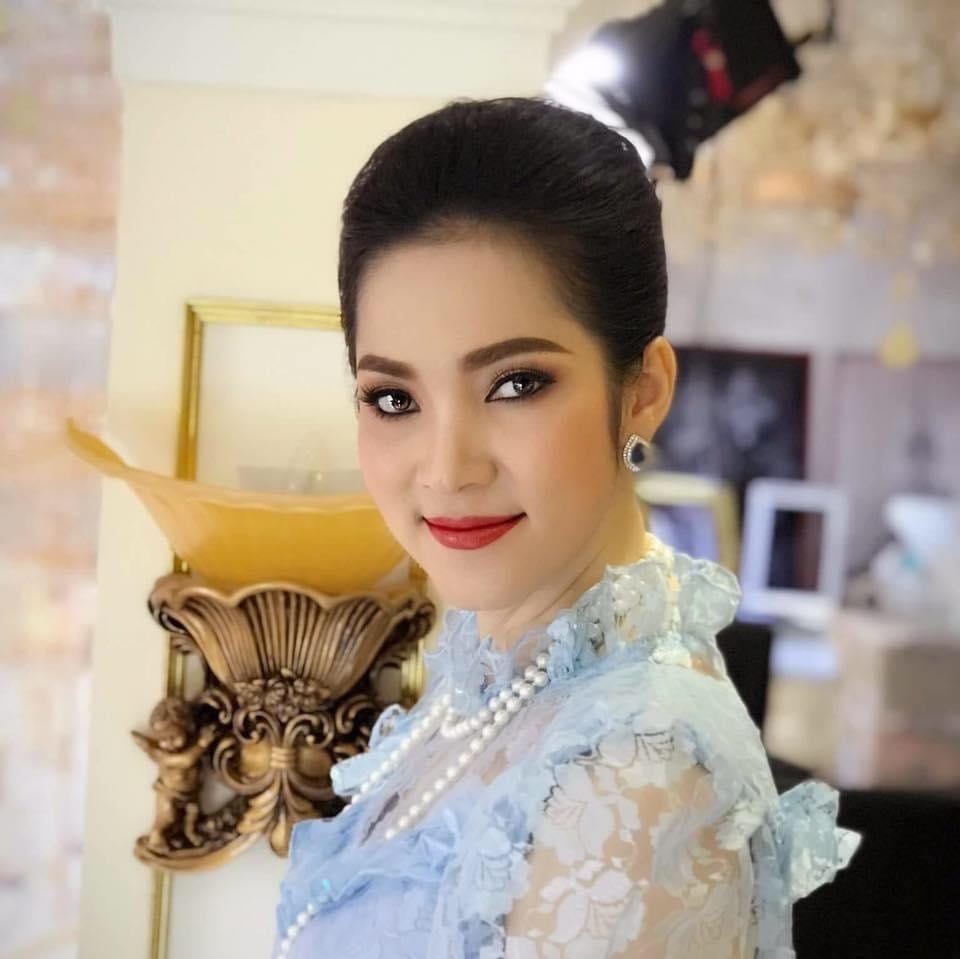 អ្នកនាង លី ម៉ារីណា