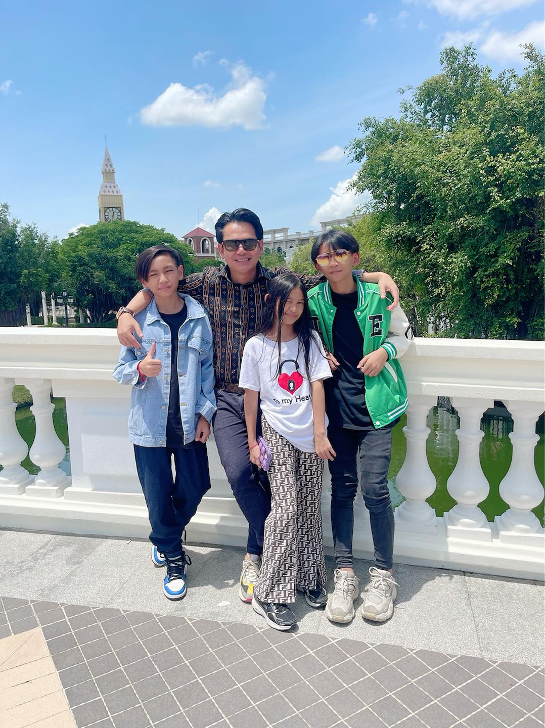 ខាន់ ជេមស៍ និងកូនៗ