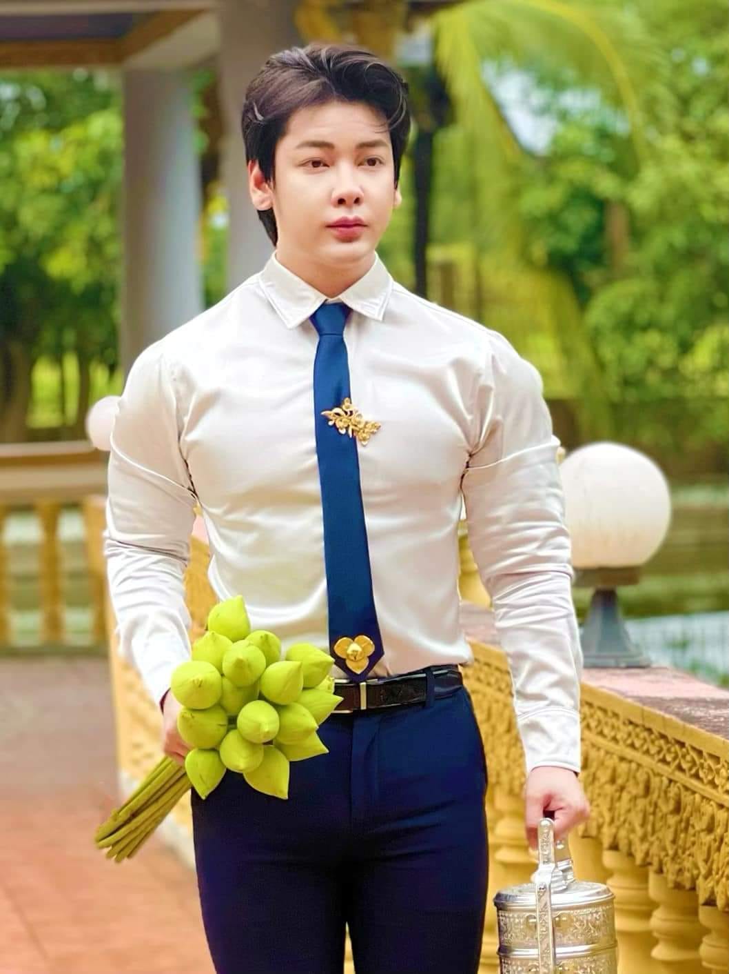 បុរសអ្នកលក់ អនឡាញ&nbsp;
