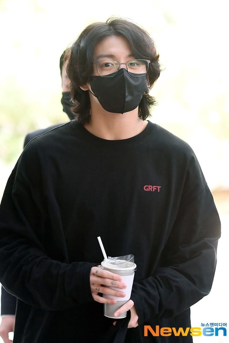 Jungkook នៅប្រលានយន្តហោះ
