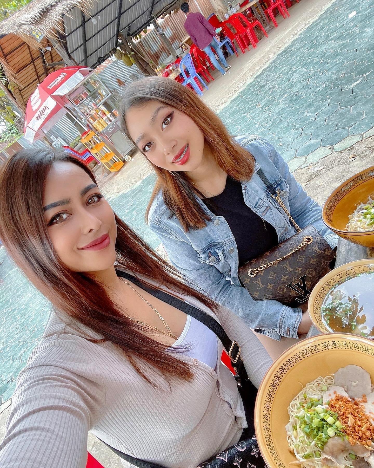 អ្នកនាង យ៉ាន លីនដា និងកូនស្រី