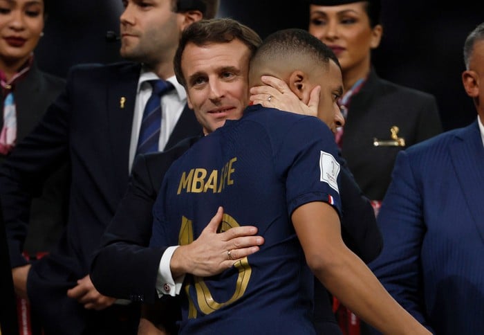 &nbsp; លោក&nbsp;Emmanuel Macron និង Kylian Mbappe
