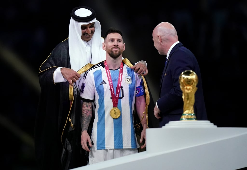 ព្រះអង្គម្ចាស់ Tamim bin Hamad Al Thani ពាក់ Bisht ដល់ Messi&nbsp;
