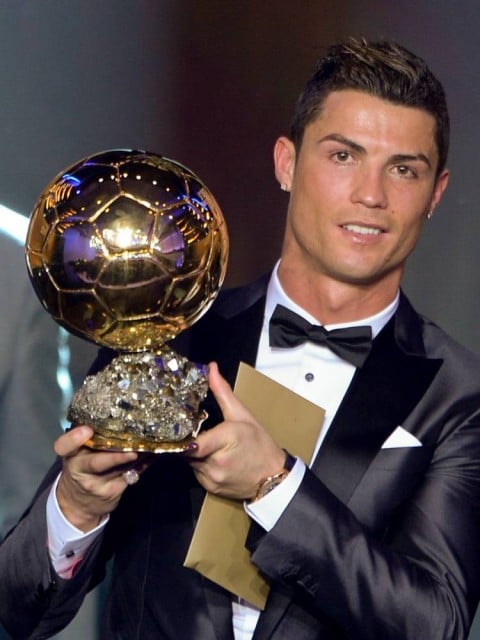 ខ្សែប្រយុទ្ធ&nbsp;Cristiano Ronaldo ជាមួយពាន Ballon d'Or&nbsp;