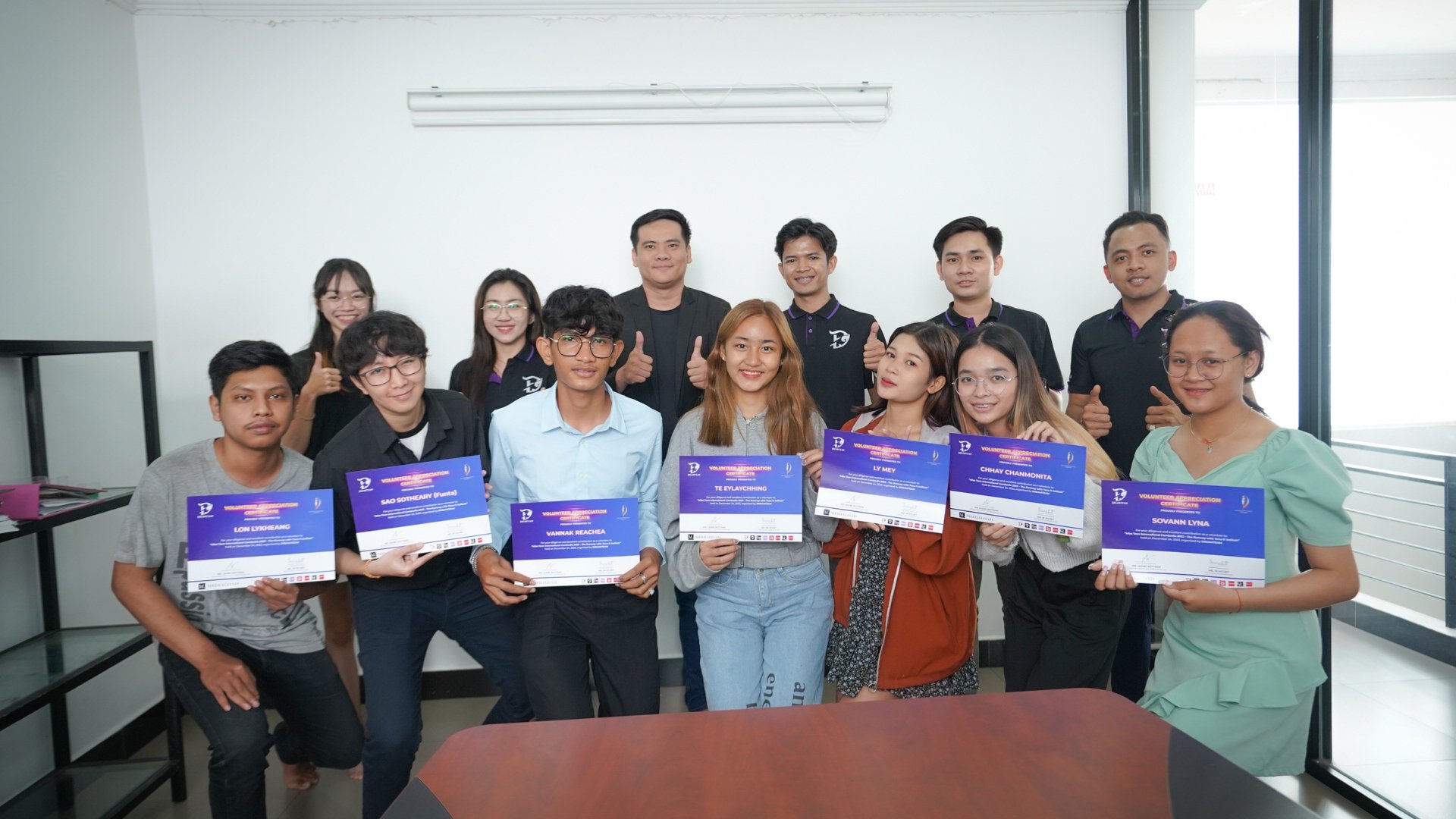 លោក លាង រតនះ - MR. LEANG ROTTNAK ជា Deputy CEO of MEDIALOAD &amp; CEO of DREAMTEAM ថតរូបជាមួយក្រុមការងារ Dream Team និងប្អូនៗស្ម័គ្រចិត្តក្នុងវគ្គប្រកួត The Runway MTIC2023