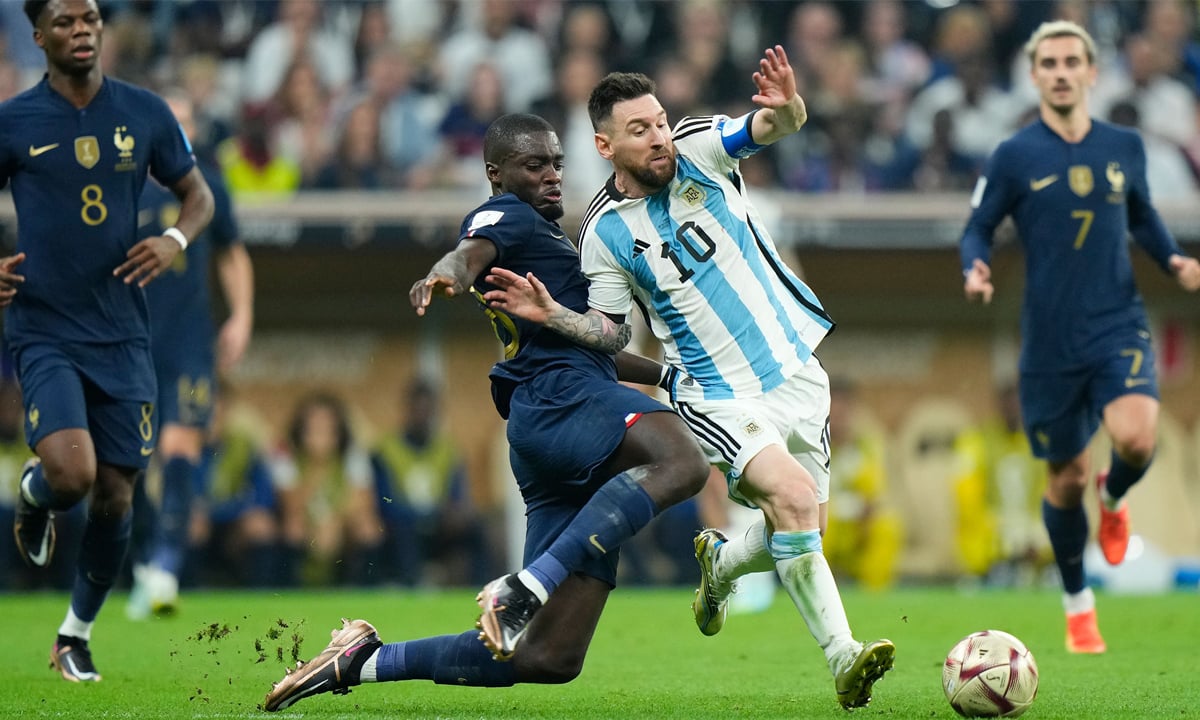 កីឡាករ Dayot Upamecano និង Lionel Messi