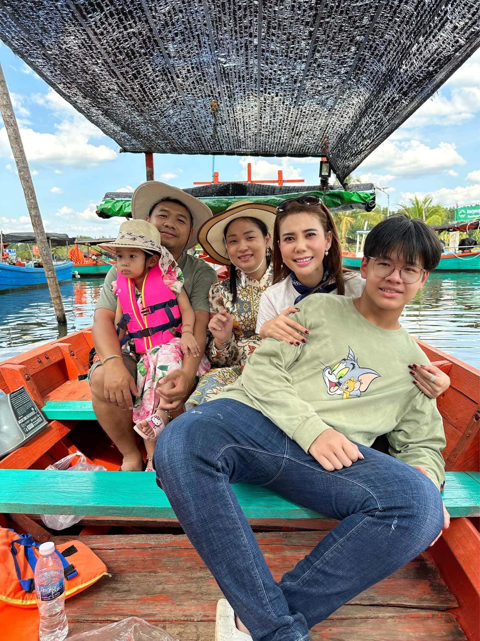 ថន លក្ខិណា និងក្រុមគ្រួសារ