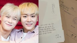 Seungkwan SEVENTEEN Berikan Buku untuk Almarhum Moonbin