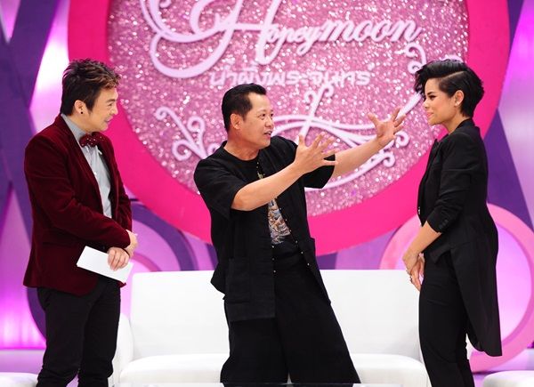 อ.เฉลิมชัย โฆษิตพิพัฒน์ ถ่ายทอดความรักผ่านศิลปะ ใน “น้ำผึ้งพระจันทร์"