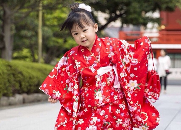 สาวน้อยวันใหม่ ฉัตรบริรักษ์ ในชุดยูกาตะสีแดง ถ่าย PhotoBook ที่ประเทศญี่ปุ่น